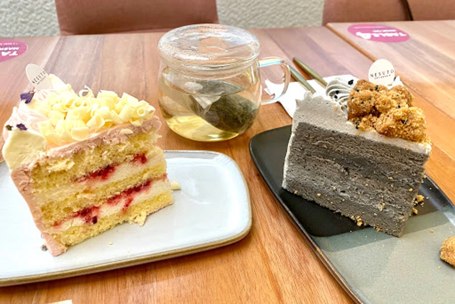 Nesuto's signature cakes with tea