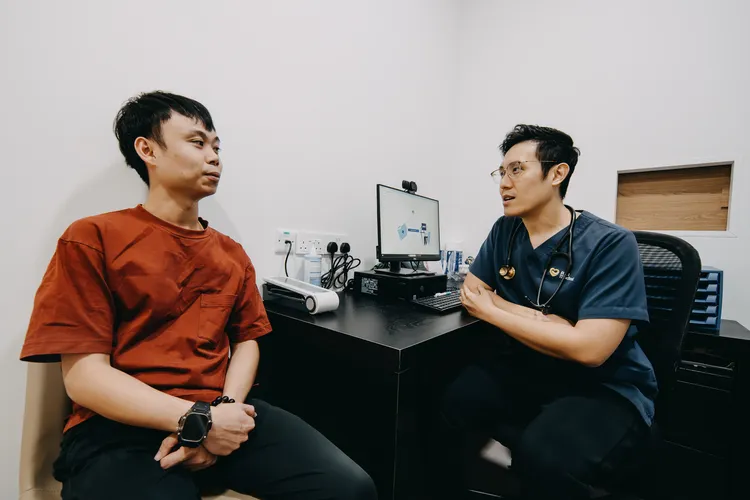 符智翔医师为患者提供亲切的咨询服务