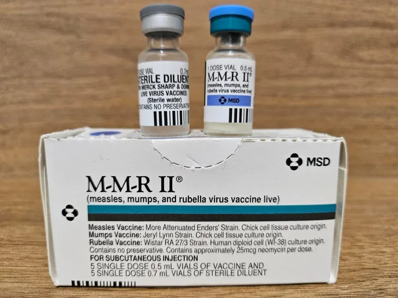 M-M-R II 麻疹、腮腺炎和德国麻疹疫苗的包装盒与药瓶