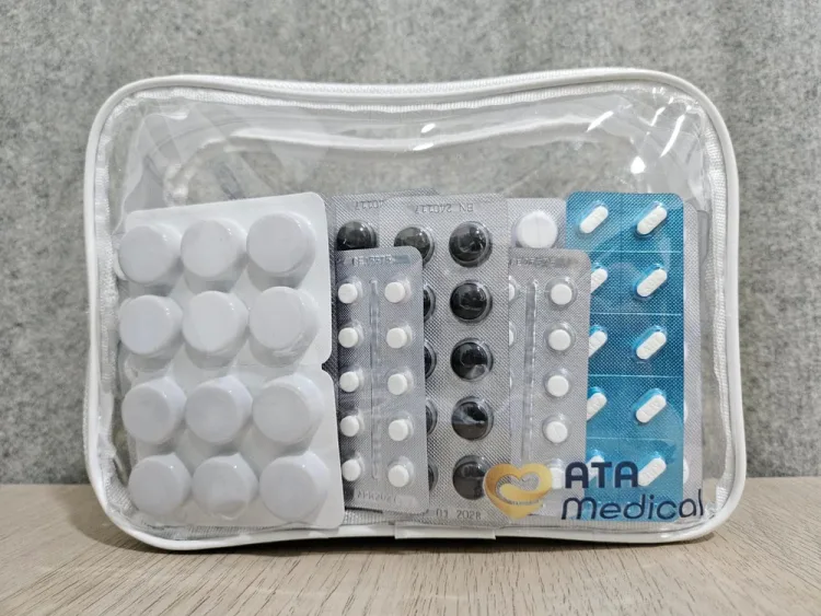 透明拉链袋里装着多板药片，袋上印有爱德医疗（ATA Medical）标志