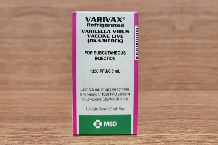 放在木桌上的 Varivax 水痘疫苗包装盒