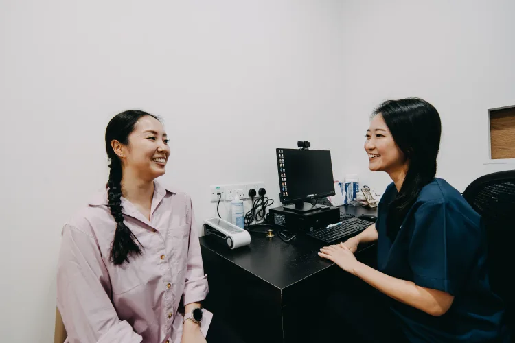 爱德医疗的女医师亲切地为女性患者诊症。